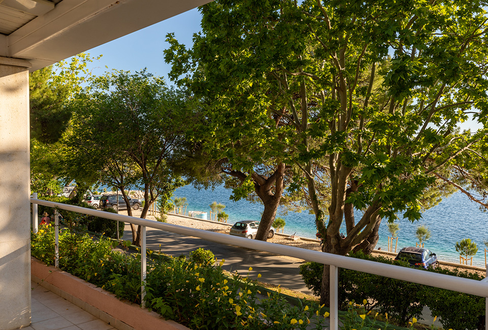 media_AVUZ8LYJRN64HNGB